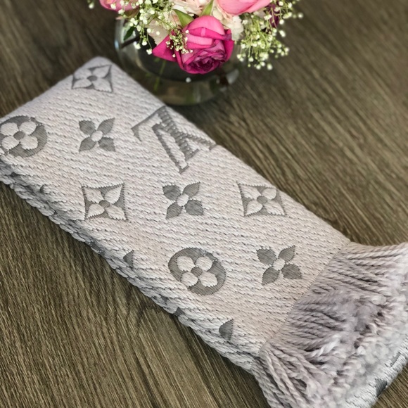 Louis Vuitton Logomania Scarf Last one! Sold out!! - Picture 3 of 8